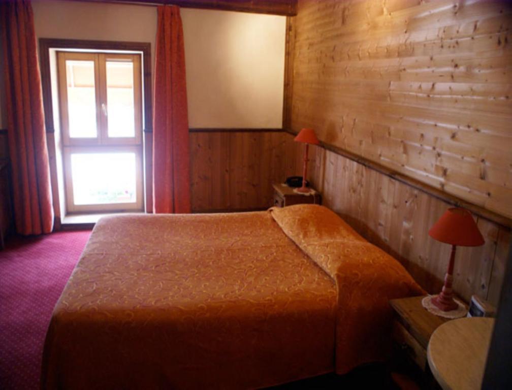 Hotel Le Relais De L'Abbaye Tournus Habitación foto